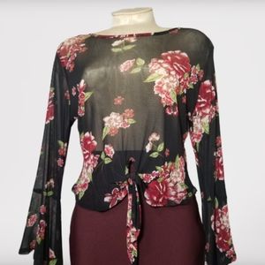 Gorgeous floral silk top. Trendy Style